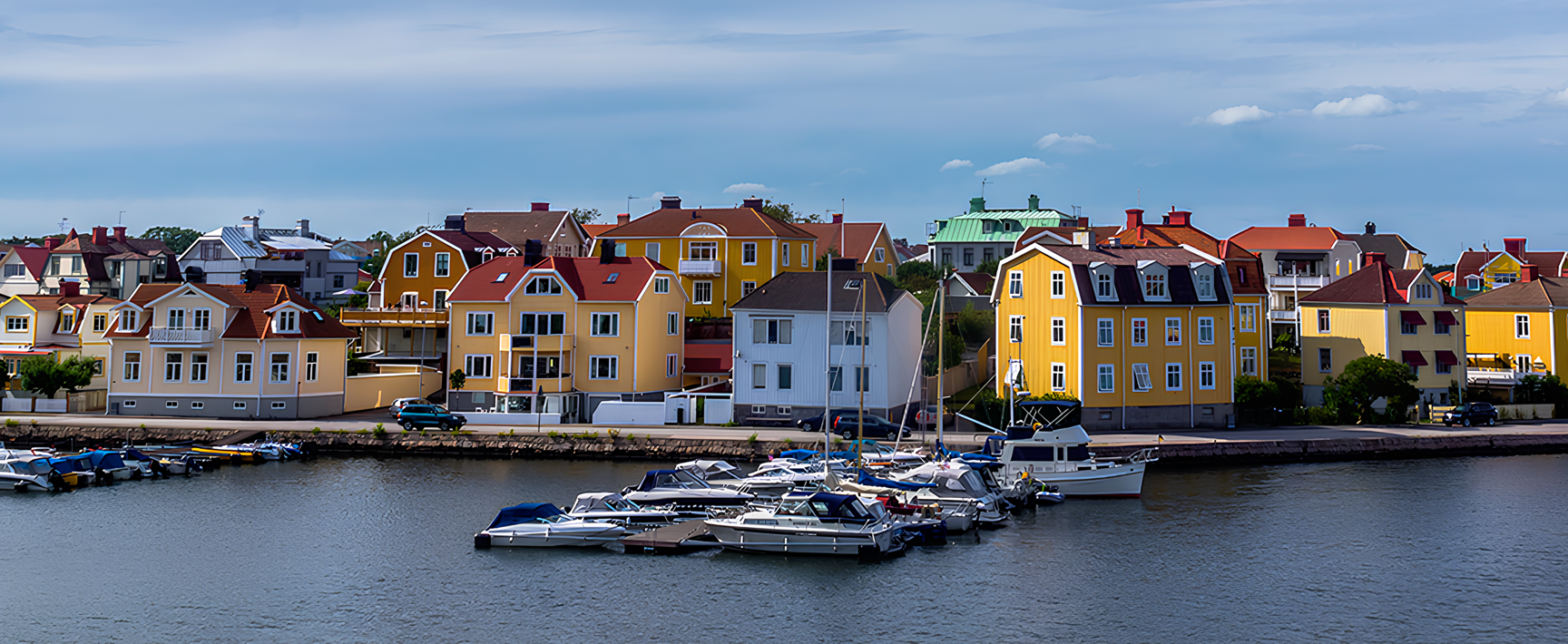 Karlskrona stad, visar hus vid kanalen. På bilden syns även några båtar.